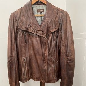 Vintage leather brown women’s large bomber Danier Jacket. Nicely distressed.
